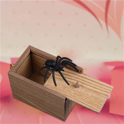 Prank Insects Scare Wooden Box - Humans Are Funny