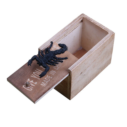 Prank Insects Scare Wooden Box - Humans Are Funny